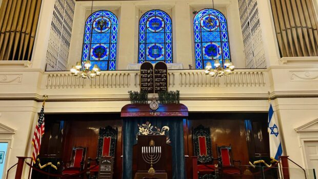 A Sacred Moment Between Rest and Work: Havdalah at a Modern Orthodox  Synagogue